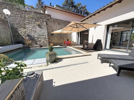 Maison de luxe à Cellieu, Loire
