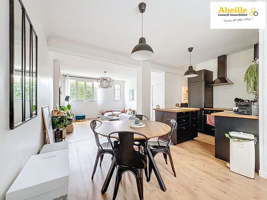Apartment / Etagenwohnung in Issy-les-Moulineaux, Hauts-de-Seine