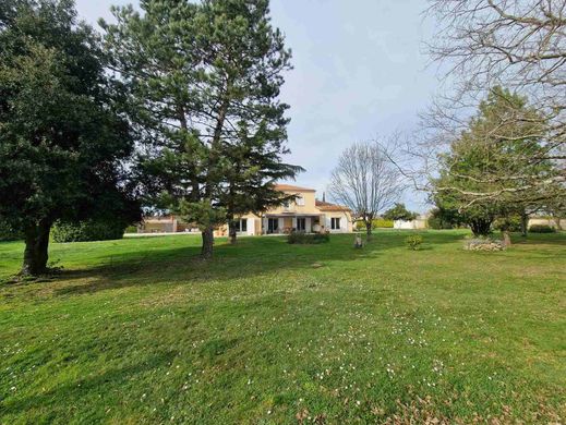 Luxus-Haus in Saint-Seurin-de-Cursac, Gironde