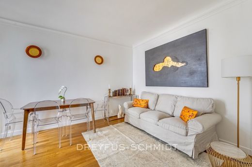 Apartment / Etagenwohnung in Tour Eiffel, Invalides – Ecole Militaire, Saint-Thomas d’Aquin, Paris