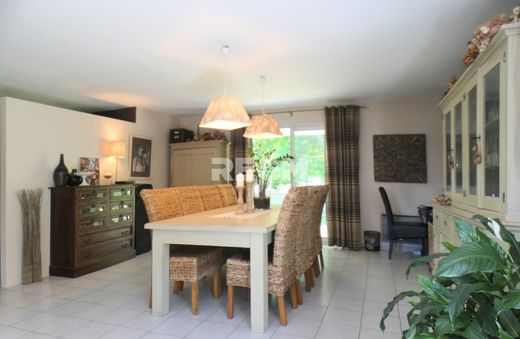 Luxury home in Saint-Jean-d'Illac, Gironde