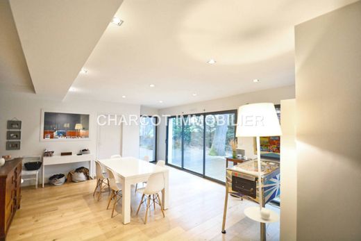 Luxe woning in Sainte-Foy-lès-Lyon, Rhône