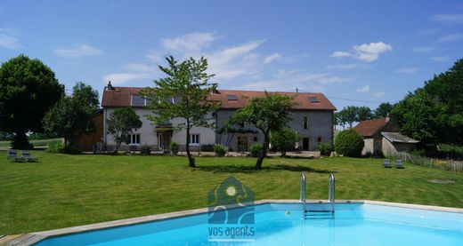 Luxe woning in Saint-Priest-des-Champs, Puy-de-Dôme