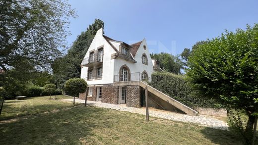 Maison de luxe à Saint-Sauveur-en-Puisaye, Yonne
