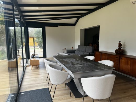 Luxury home in Saint-Caprais-de-Blaye, Gironde