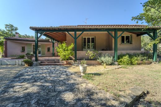 ‏וילה ב  נים, Gard