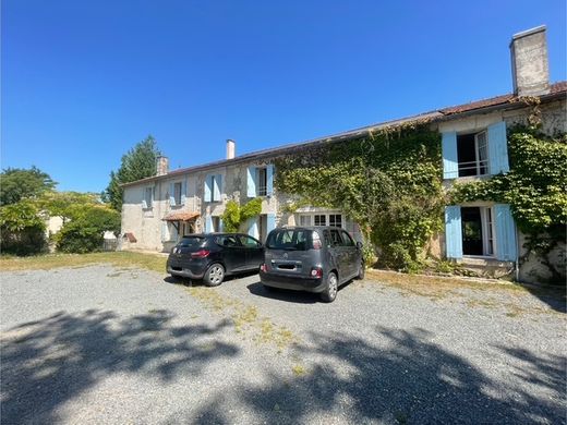 Casa de lujo en Saint-Séverin, Charenta