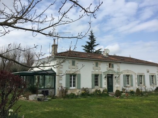 Casa di lusso a Soubran, Charente-Maritime