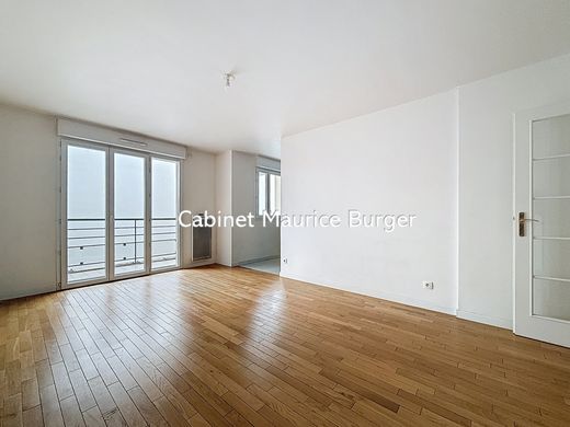 Apartment / Etagenwohnung in Puteaux, Hauts-de-Seine