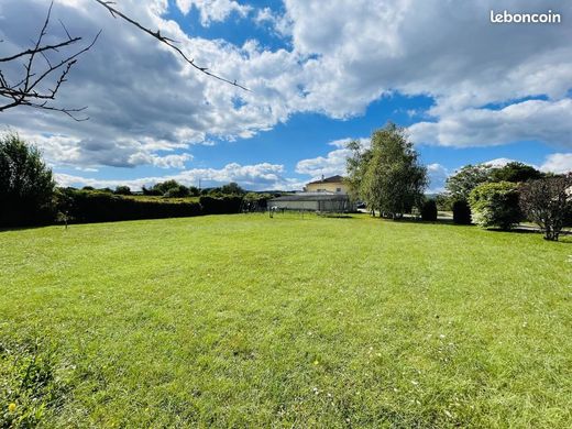 Grond in Charnay-lès-Mâcon, Saône-et-Loire