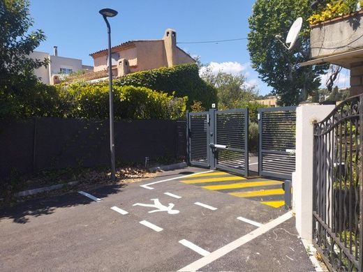 Mandelieu-la-Napoule, Alpes-Maritimesのアパートメント