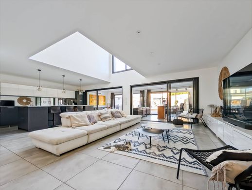 Luxury home in Bruges, Gironde