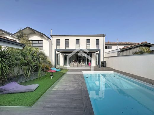 Luxus-Haus in Le Bouscat, Gironde