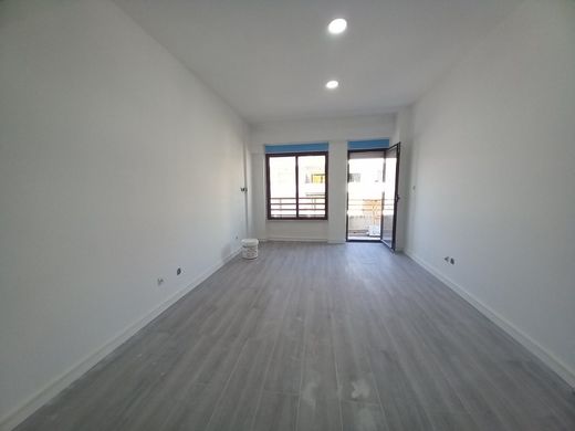 Apartment / Etagenwohnung in Almada, Distrito de Setúbal