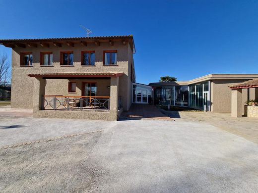 Country House in Monzón, Province of Huesca