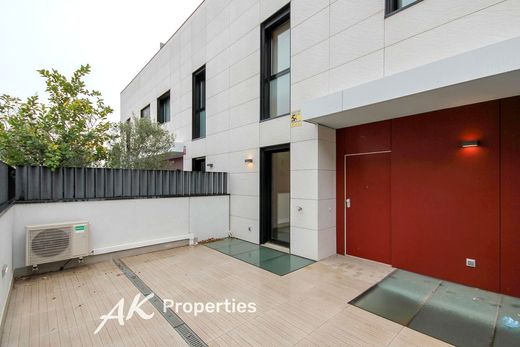 Villa in Sant Just Desvern, Province of Barcelona