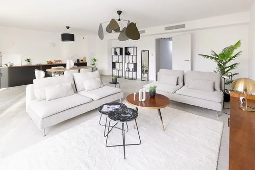 Apartment / Etagenwohnung in Juan-les-Pins, Alpes-Maritimes