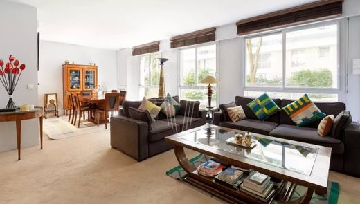 Apartment in Tour Eiffel, Invalides – Ecole Militaire, Saint-Thomas d’Aquin, Paris