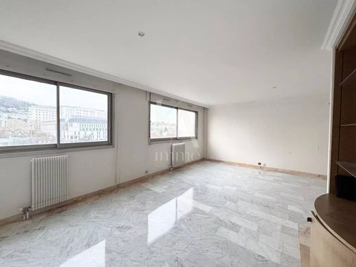 ﺷﻘﺔ ﻓﻲ Suresnes, Hauts-de-Seine