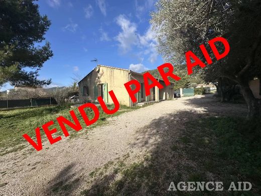 Villa in Cuges-les-Pins, Bouches-du-Rhône