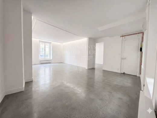 Apartment in Tour Eiffel, Invalides – Ecole Militaire, Saint-Thomas d’Aquin, Paris