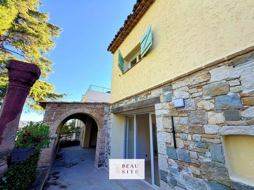 Apartment / Etagenwohnung in Saint-Laurent-du-Var, Alpes-Maritimes