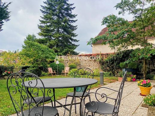 Luxury home in Gray, Haute-Saône