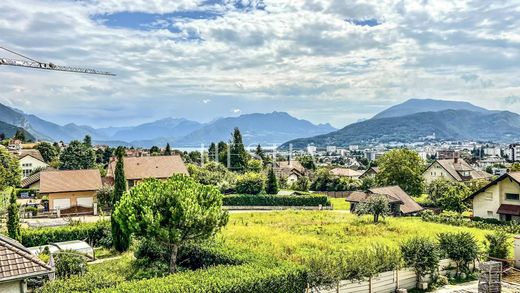 Apartment / Etagenwohnung in Annecy, Haute-Savoie