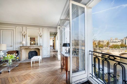 Apartment in Chatelet les Halles, Louvre-Tuileries, Palais Royal, Paris