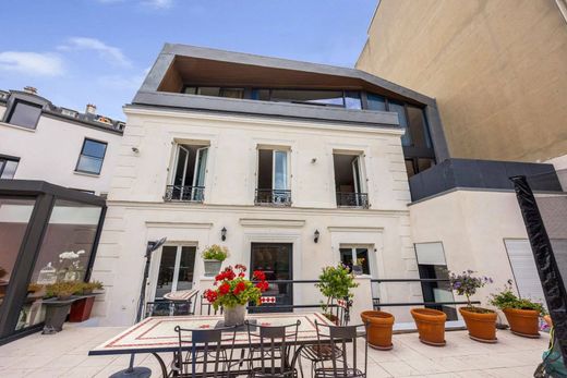 Luxus-Haus in Issy-les-Moulineaux, Hauts-de-Seine