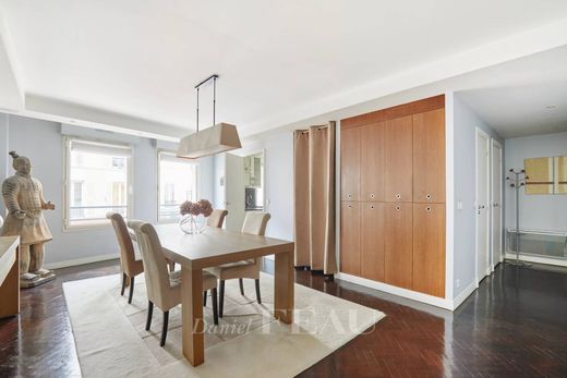 Apartment in Tour Eiffel, Invalides – Ecole Militaire, Saint-Thomas d’Aquin, Paris