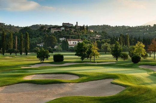 Châteauneuf-Grasse, Alpes-Maritimesのアパートメント