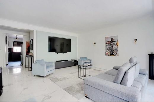 Apartment / Etagenwohnung in Neuilly-sur-Seine, Hauts-de-Seine