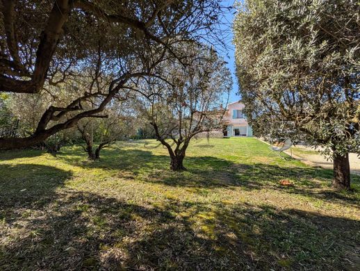 Luxury home in La Tour-d'Aigues, Vaucluse