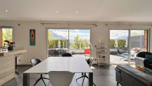 Apartment / Etagenwohnung in Annecy, Haute-Savoie