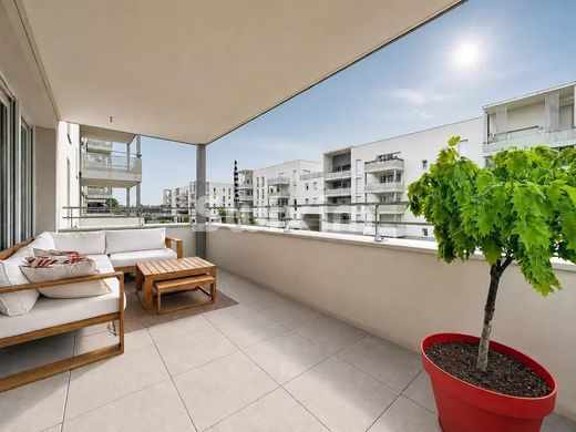 Apartment in Saint-Genis-Pouilly, Ain