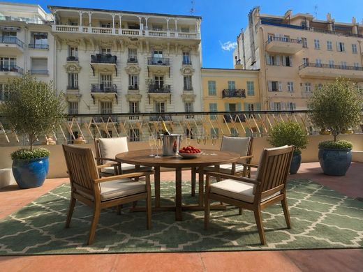 Apartment / Etagenwohnung in Nizza, Alpes-Maritimes