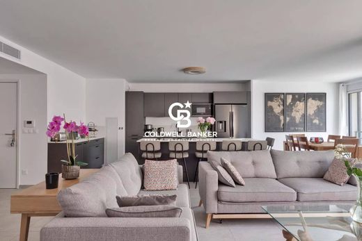 Apartment / Etagenwohnung in Antibes, Alpes-Maritimes