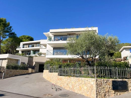 Apartment / Etagenwohnung in Vence, Alpes-Maritimes