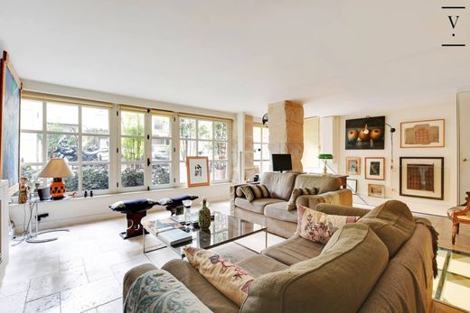 Apartment in Chatelet les Halles, Louvre-Tuileries, Palais Royal, Paris