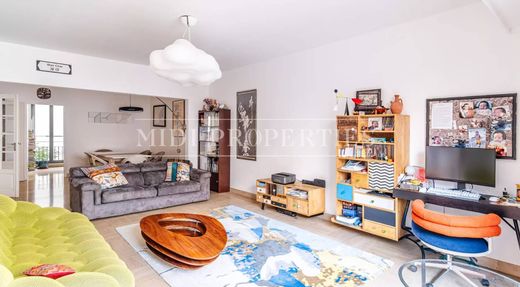 Apartment / Etagenwohnung in Tour Eiffel, Invalides – Ecole Militaire, Saint-Thomas d’Aquin, Paris