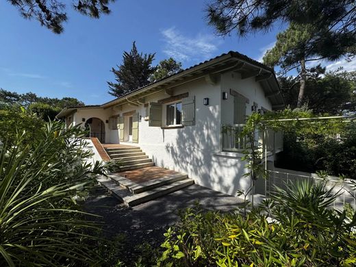 Villa in Lège-Cap-Ferret, Gironde