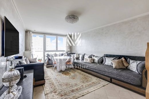 Apartment in Montmartre, Abbesses, Grandes-Carrières, Paris
