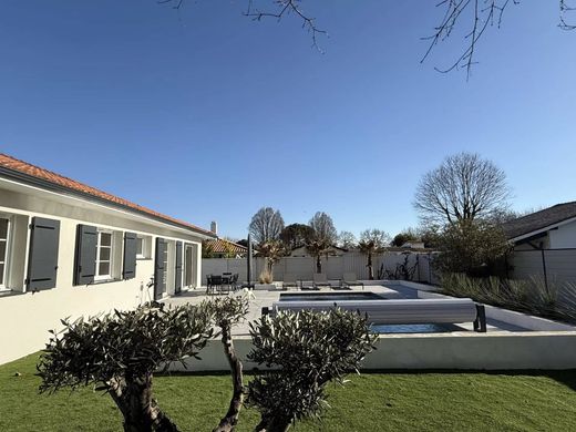 Maison de luxe à Saint-Jean-d'Illac, Gironde