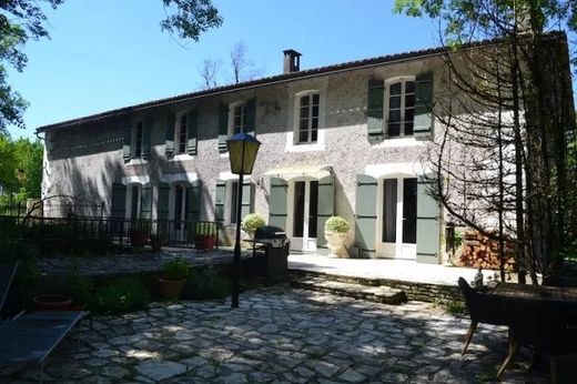 Demeure ou Maison de Campagne à Saint-Séverin, Charente