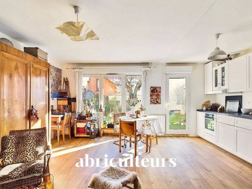 Apartment / Etagenwohnung in Asnières-sur-Seine, Hauts-de-Seine