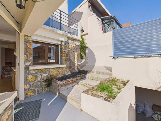 Luxury home in Le Plessis-Robinson, Hauts-de-Seine