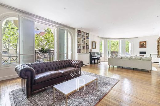 Apartment / Etagenwohnung in Tour Eiffel, Invalides – Ecole Militaire, Saint-Thomas d’Aquin, Paris