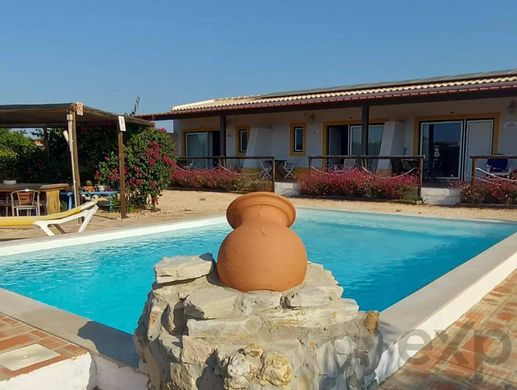 ﻣﻨﺰﻝ ﺭﻳﻔﻲ/ ﺑﻴﺖ ﻤﺰﺭﻋﺔ ﻓﻲ Alvor, Portimão