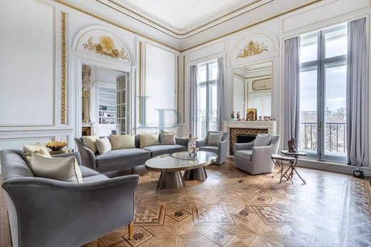 Apartment in Chatelet les Halles, Louvre-Tuileries, Palais Royal, Paris